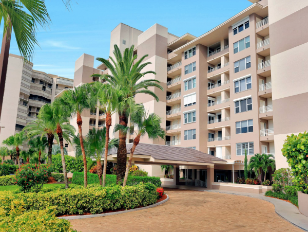 On Beach Vacation Condo Two Bedrooms in Marco Marco Island
